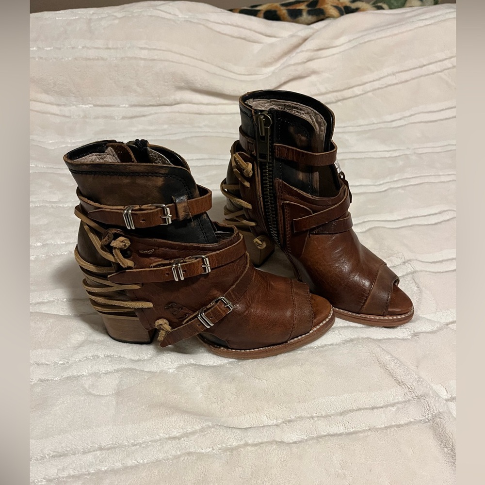 Freebird Carter tan size 6
